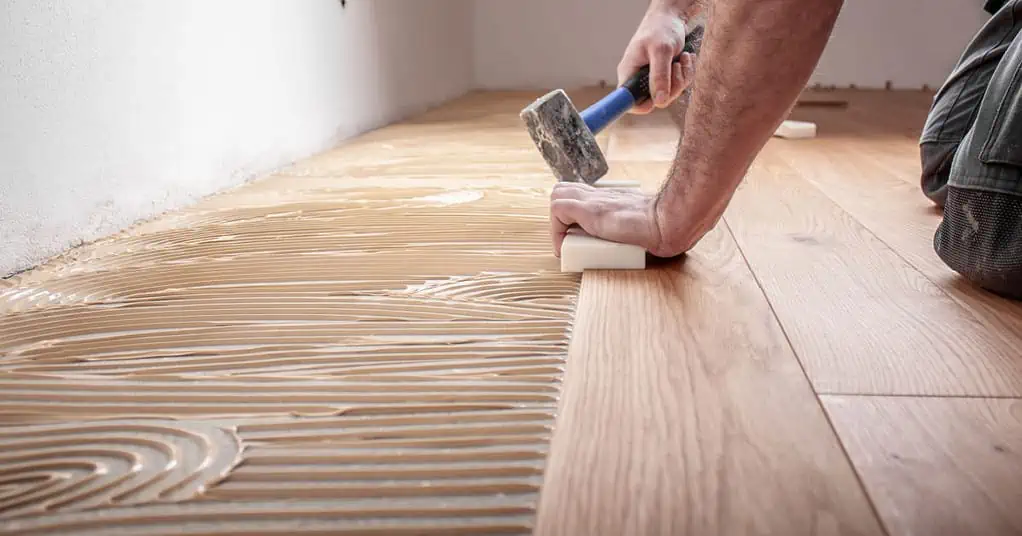 Pose de parquet collé — chantier réalisé par West Rénov'
